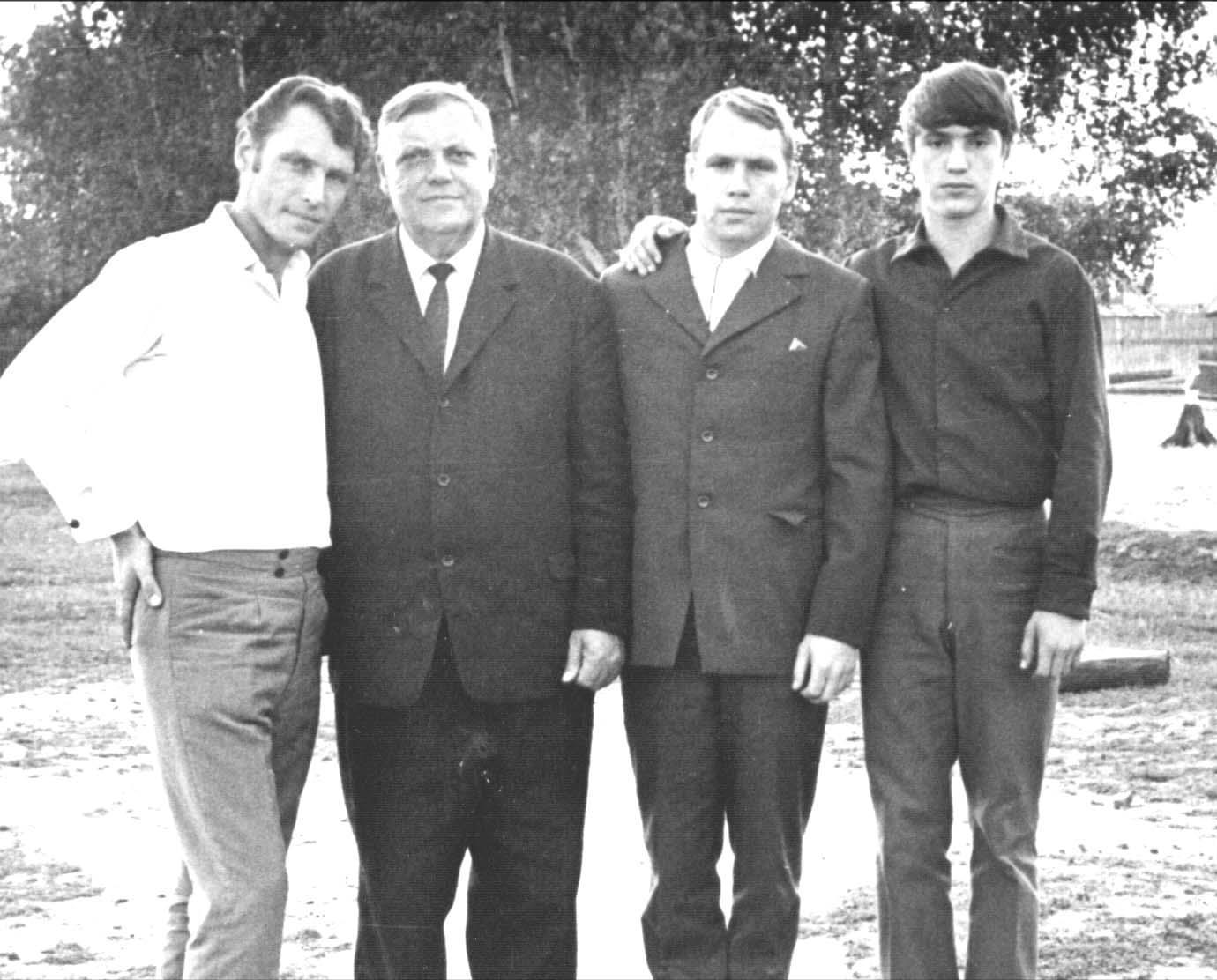 Михаил Никифорович с сыновьями.