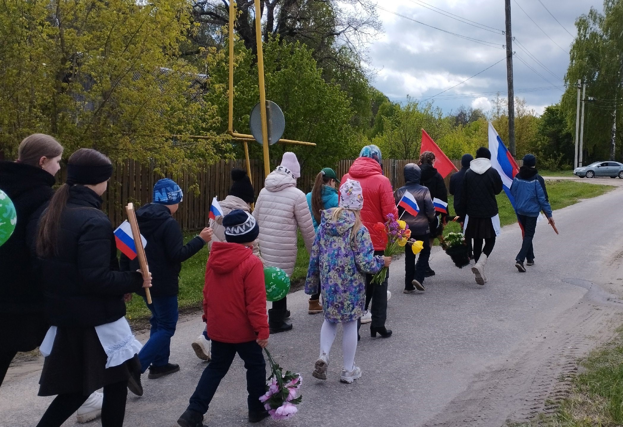 Парад (шествие) до памятника погибшим землякам.