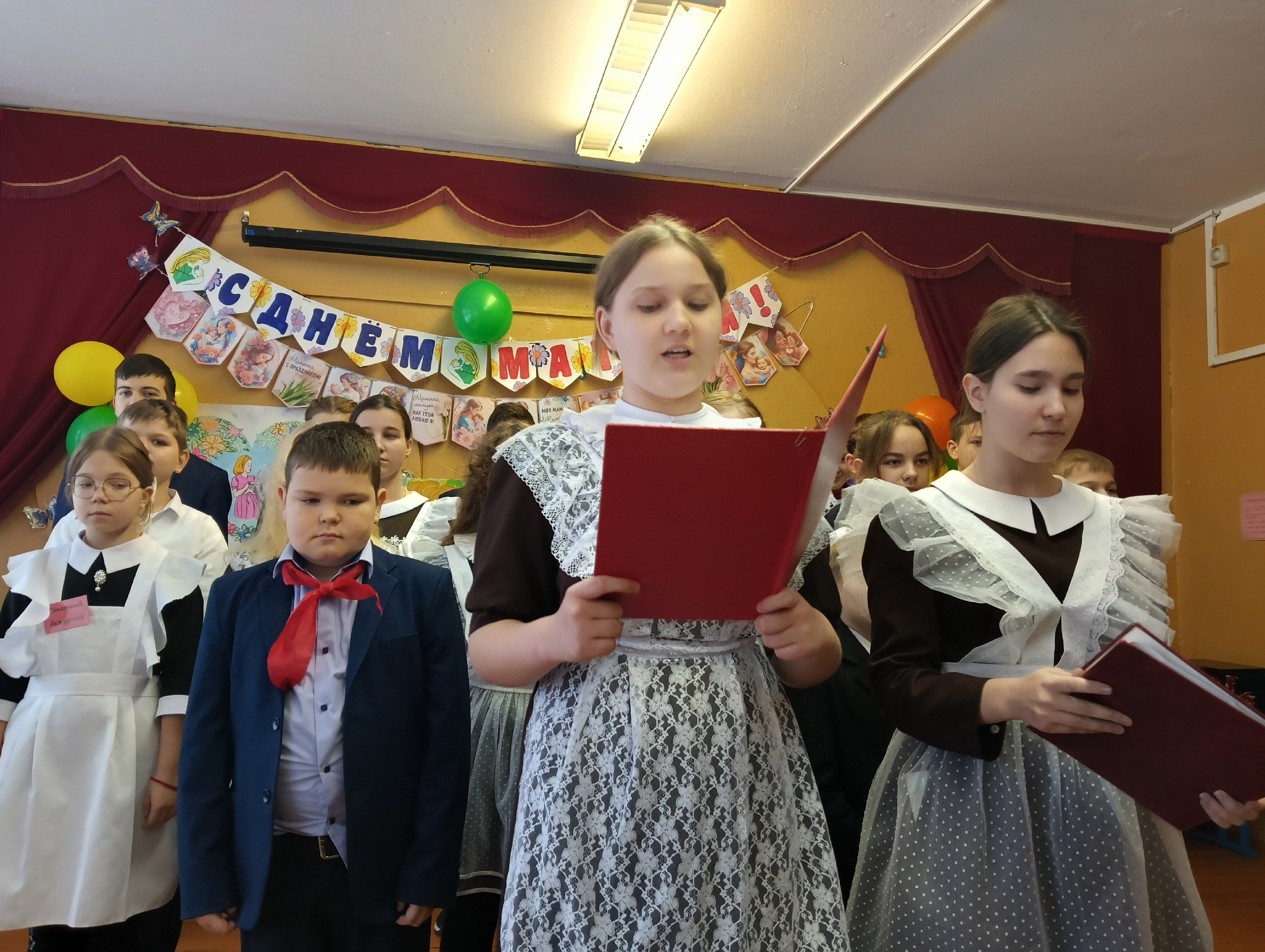 Праздничный концерт ко Дню Матери.