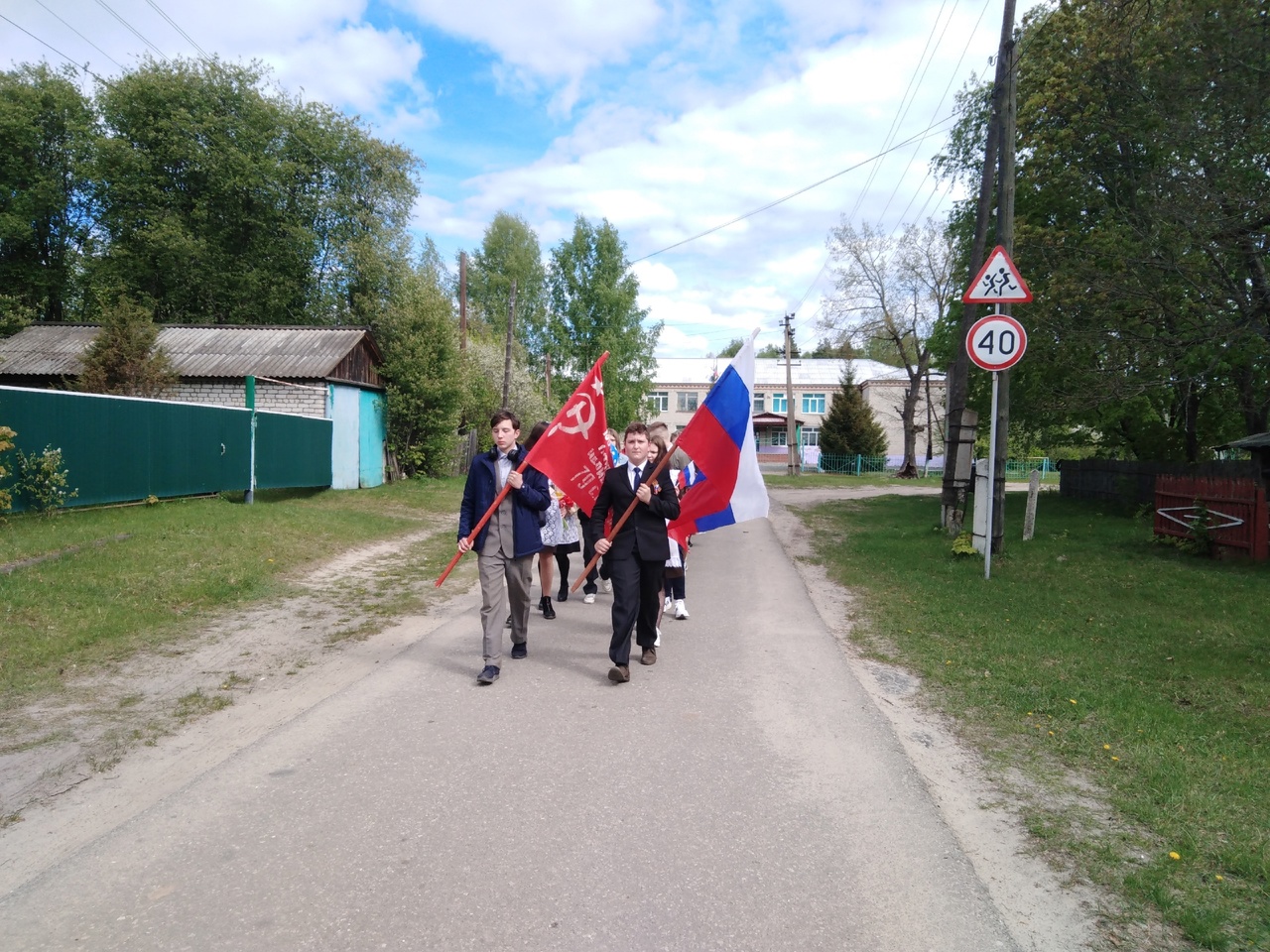 Парад (шествие) до памятника погибшим землякам.